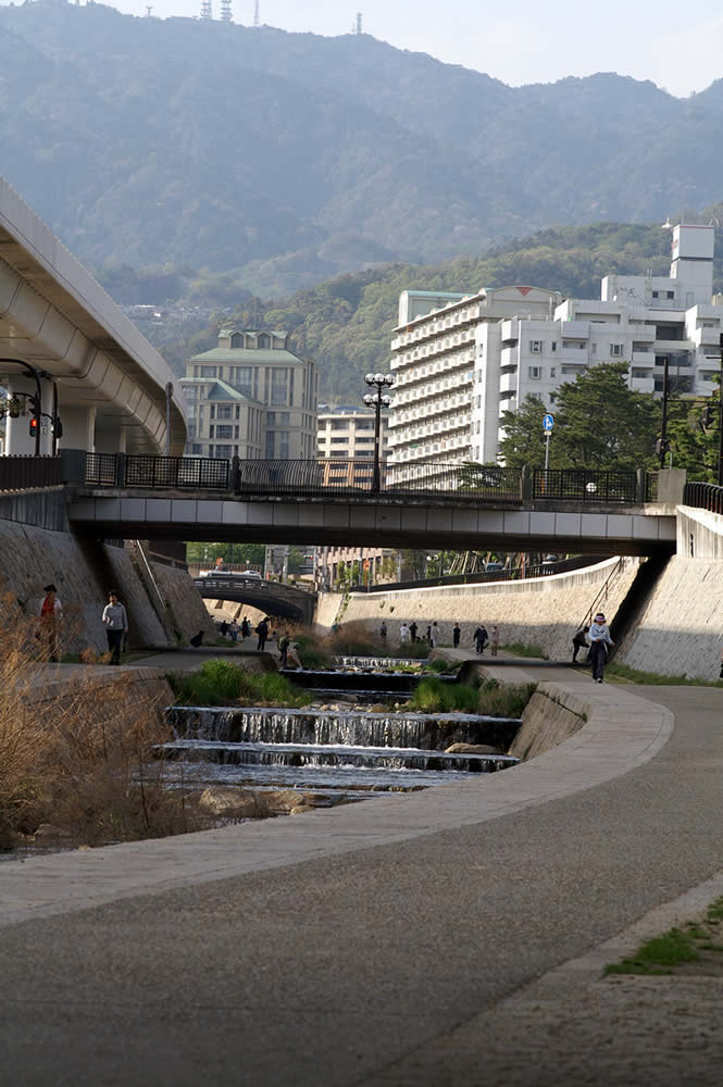 2006年5月：住吉側の河川敷きより六甲山を望む